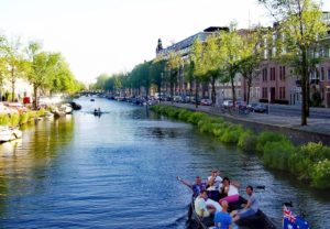 Vue sur les canaux à Amsterdam.