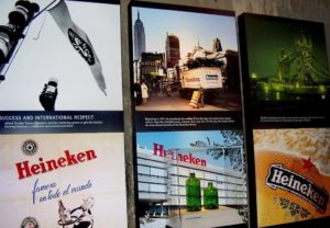 Affiches du musée Heineken Experience Amsterdam.