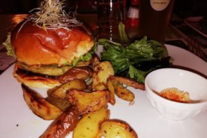 Assiette hamburgers et potatoes du restaurant la Dinette Lille