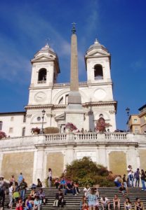 Eglise de la Trinité-des-Monts depuis l'escalier de la trinité-des-Monts Rome.