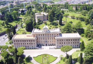 Vue sur les jardins du Vatican depuis le haut de la coupole Rome.