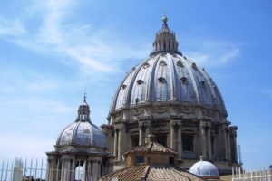 Gros plan sur l'extérieur de la coupole en haut de la basilique Saint Pierre Rome.