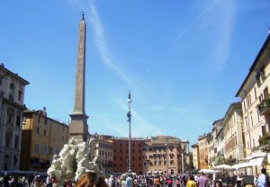 La place Navone (piazza Navona) Rome avec obélisque égyptien et fontaine.
