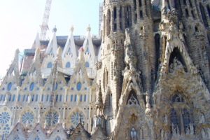 Gros plan sur la Sagrada Familia en construction Barcelone.