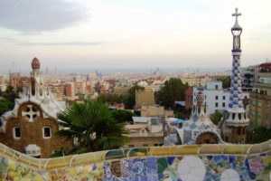 Vue du banc de mosaïque parc Güell Barcelone.