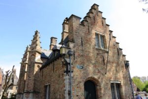 Maison éclusière au bord du lac d'amour à Bruges