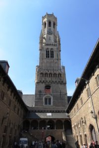 La tour du beffroi de Bruges vue depuis la cour intérieure