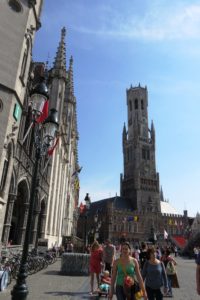 Vue sur le beffroi de Bruges depuis la Grand-Place