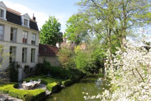 Vue sur les canaux et un charmant jardin à Bruges