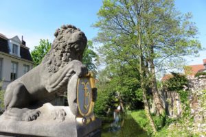 Statut de lion et blason au bord des canaux à Bruges