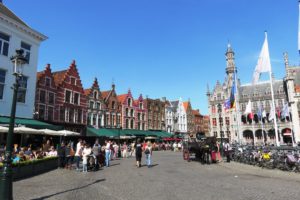 Vue d'ensemble sur la Grand-Place (Markt) de Bruges