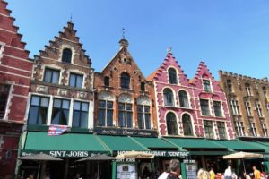 Les façades des maisons de la Grand-Place (Markt) de Bruges