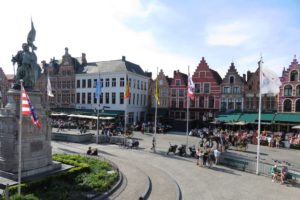 Vue d'ensemble en hauteur sur la Grand-Place (Markt) de Bruges