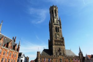Vue sur le beffroi de Bruges depuis la Grand-Place