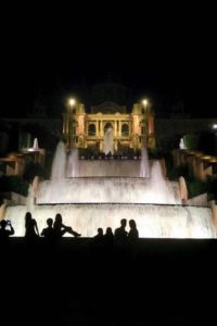 Sons et lumières fontaine magique du Montjuïc Barcelone devant le palais national.