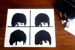 Peinture toile des Beatles en noir et blanc.