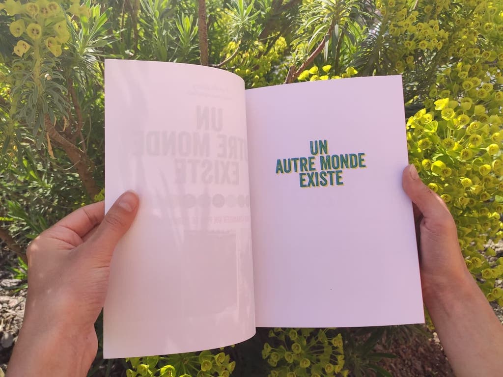 Un autre monde existe sur page de livres.