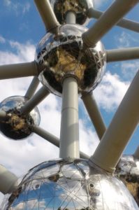 Gros plan sur sphère de l'atomium Bruxelles.