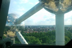 Vue sur Bruxelles et les sphères depuis l'atomium