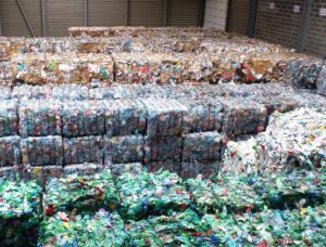 Déchets recyclables compactés dans un centre de tri.