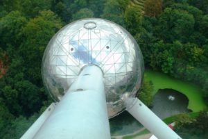 Vue sur une sphère du haut de l'atomium.