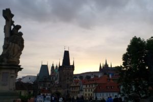 Pont Charles Prague avec coucher de soleil.