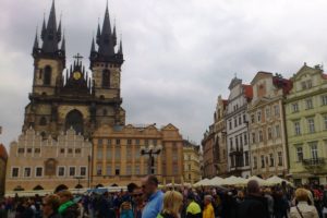 Place de la Vieille-Ville et église Notre-Dame-du-Týn Prague.