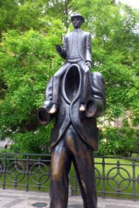 Statue en bronze de Franz Kafka Prague.