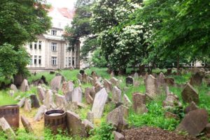 Pierres tombales vieux cimetière juif Prague.