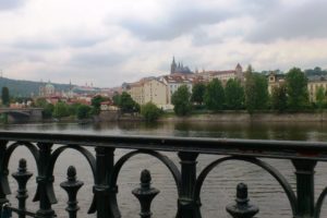 Vue sur la Vltava et le château de Prague.