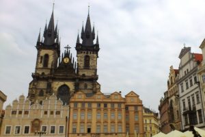 Place de la Vieille-Ville et église Notre-Dame-du-Týn Prague.