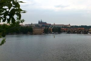 Vue sur la Vltava et le château de Prague.