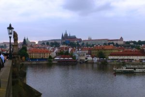 Vue sur le château de Prague depuis le pont Charles.