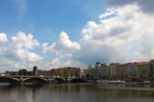 Vue sur la Vltava et les ponts Prague.