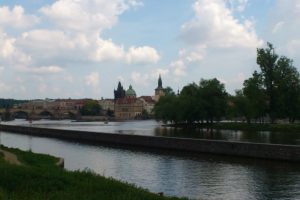 Vue sur la Vltava et les ponts Prague.