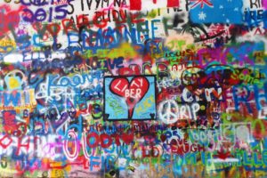 Graffitis mur John Lennon Lennon Wall Prague.