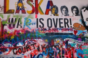 Graffitis mur John Lennon Lennon Wall Prague.