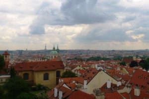 Vue en hauteur sur la ville de Prague depuis le château.