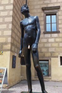 Statue bronze jeune homme nu château de Prague.