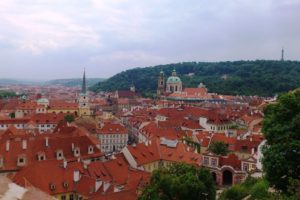 Vue en hauteur sur la ville de Prague depuis le château.
