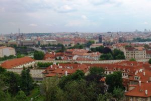 Vue en hauteur sur la ville de Prague depuis le château.