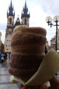 Rouleau trdelník pâtisserie Europe de l'Est Prague. devant église Notre dame du tyn.