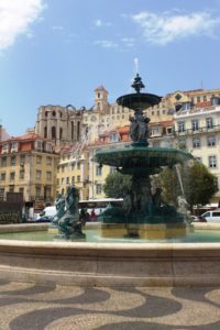 Fontaine de la place Rossio Barcelone et vue sur le chiado.