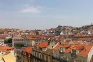 Miradouro vue sur la place Rossio et les toits de Lisbonne depuis Chiado