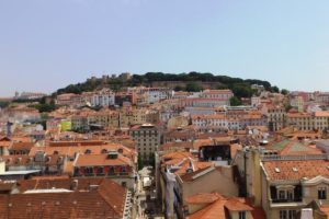 Vue sur le château de Lisbonne depuis Chiado