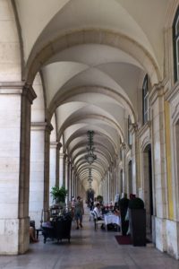 Arcades bâtiment place du commerce Lisbonne.