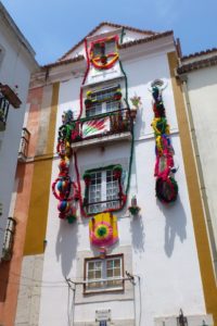 Façade de maison colorée avec guirlandes fenêtres quartier du château Lisbonne.