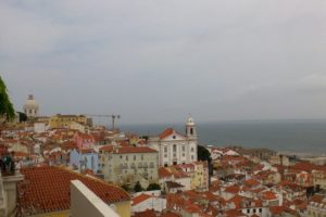 Vue depuis le miradouro das portas del sol Lisbonne.