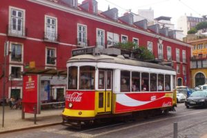 Electricos célèbres tramways jaunes de Lisbonne.