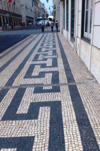 Motifs de mosaïques sur les trottoirs de Lisbonne.